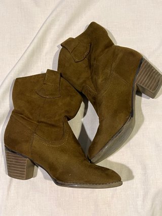 BOTAS BERSHKA TIPO CAWBOY TEDENCIA