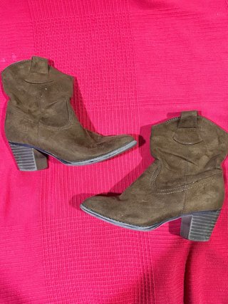 BOTAS BERSHKA TIPO CAWBOY TEDENCIA