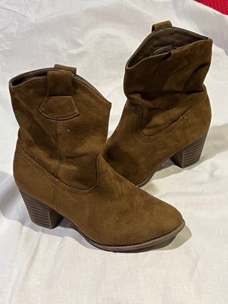 BOTAS BERSHKA TIPO CAWBOY TEDENCIA