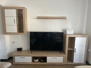 Mueble TV y vitrina madera y cristal , estanteria