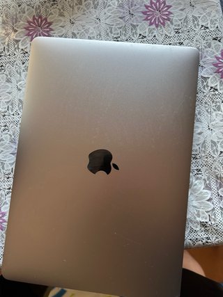 MacBook Pro 2020 con pantalla rota