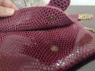 Bolso de mano de piel burdeos con cadena dorada