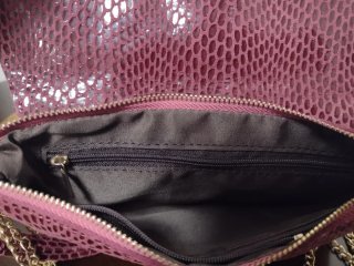 Bolso de mano de piel burdeos con cadena dorada