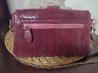 Bolso de mano de piel burdeos con cadena dorada