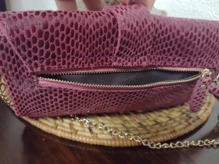Bolso de mano de piel burdeos con cadena dorada