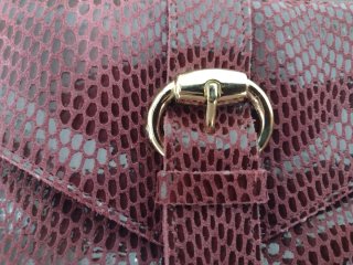 Bolso de mano de piel burdeos con cadena dorada