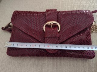 Bolso de mano de piel burdeos con cadena dorada