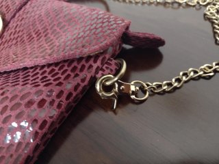 Bolso de mano de piel burdeos con cadena dorada