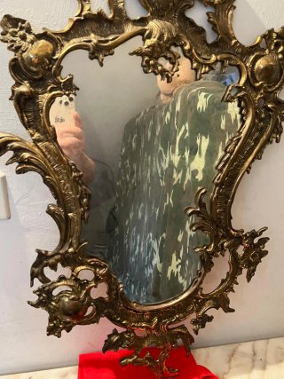 Espejo y mesita de cobre estilo barroco