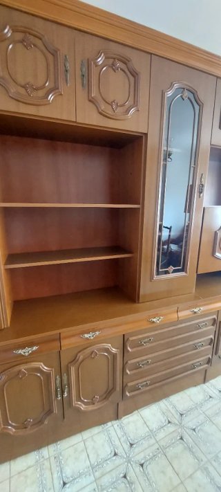 Mueble de comedor de madera y cristal