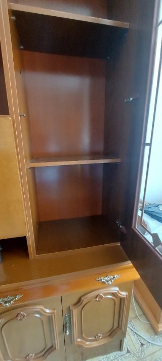 Mueble de comedor de madera y cristal