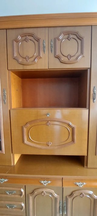 Mueble de comedor de madera y cristal