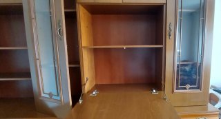 Mueble de comedor de madera y cristal
