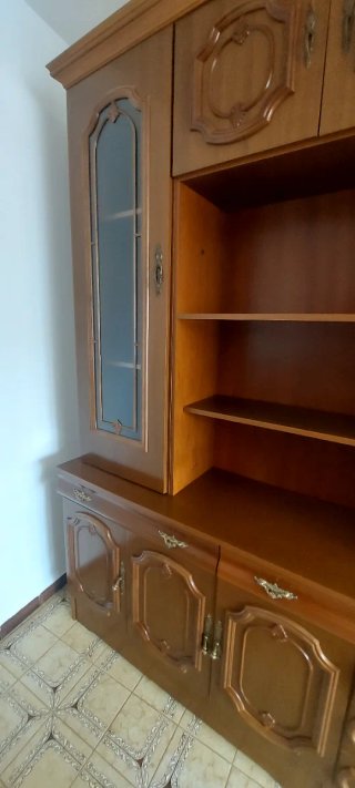 Mueble de comedor de madera y cristal