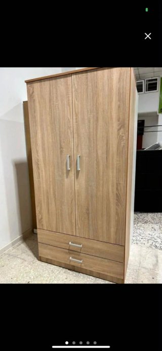 Armario de madera color beige y blanco