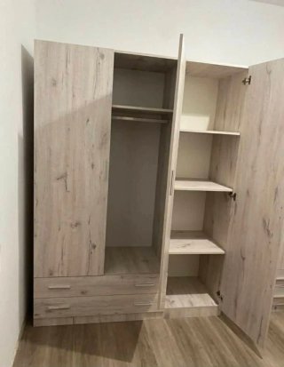 Armario de madera color beige y blanco