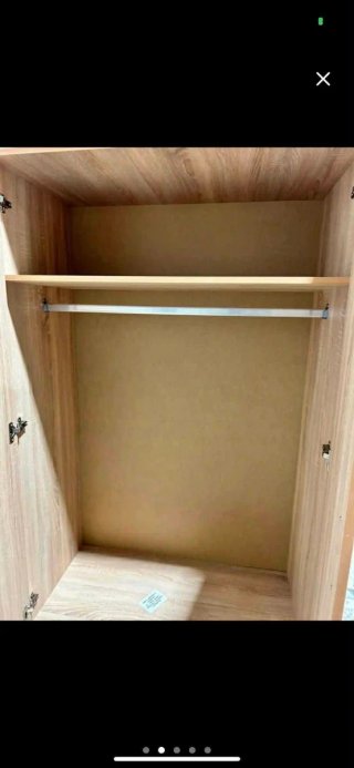 Armario de madera color beige y blanco