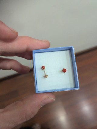 Pendientes Coral y Oro 4 Garras Medianos