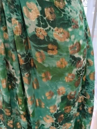 Vestido largo verde con detalles dorados.talla M/L