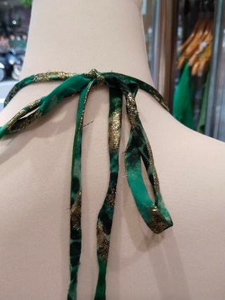 Vestido largo verde con detalles dorados.talla M/L