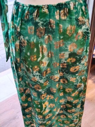 Vestido largo verde con detalles dorados.talla M/L