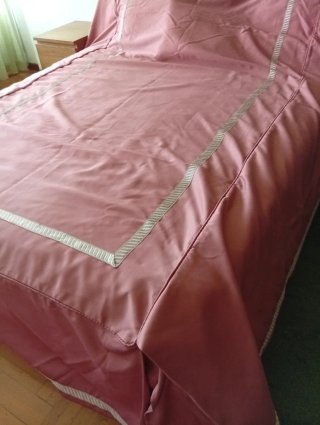 Colcha rosa satinada con ribete