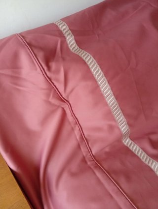 Colcha rosa satinada con ribete