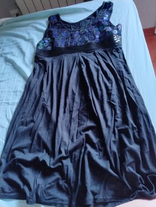 Vestido negro con detalles morados