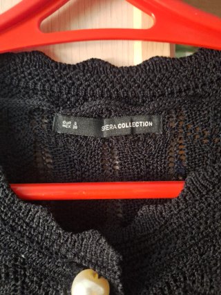 Jersey corto negro botones perla blanca.