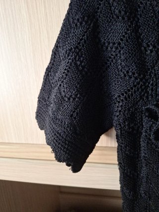 Jersey corto negro botones perla blanca.