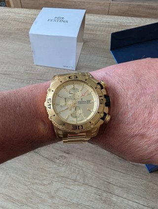 Reloj Festina Dorado Cronógrafo