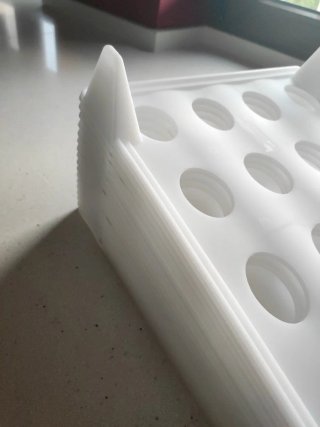 Organizador de camisetas de plástico blanco