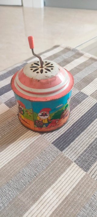 Juguetes,Carraca musical de hojalata con dibujos