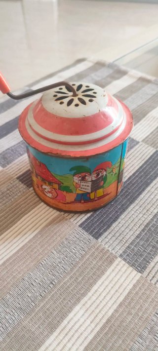 Juguetes,Carraca musical de hojalata con dibujos