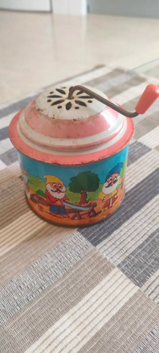 Juguetes,Carraca musical de hojalata con dibujos