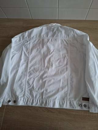 Cazadora vaquera mujer blanca