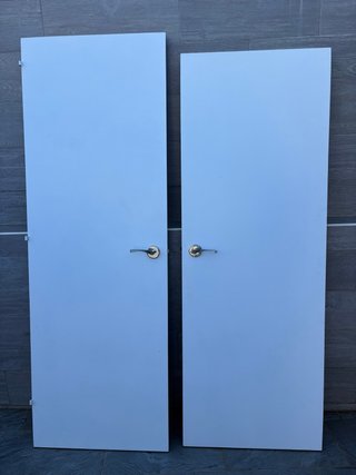 Puertas blancas con manillas
