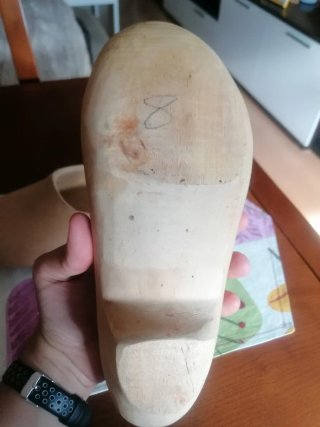 Antiguas madreñas de madera