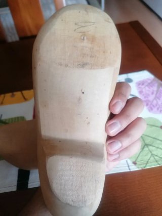 Antiguas madreñas de madera