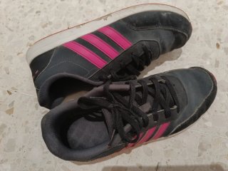 Zapatillas deportivas Adidas negras y rosas