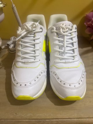 Zapatillas deportivas blancas y amarillas