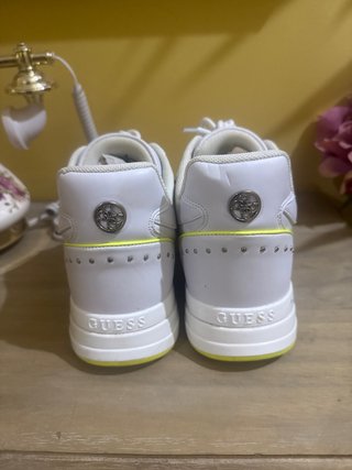 Zapatillas deportivas blancas y amarillas