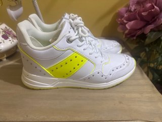 Zapatillas deportivas blancas y amarillas