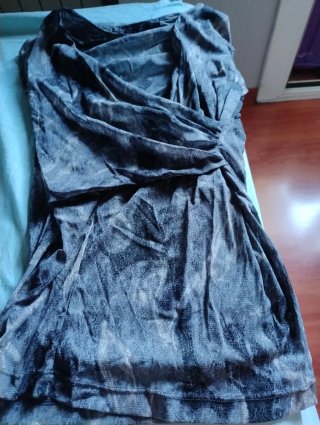 Blusa gris y negra con drapeado