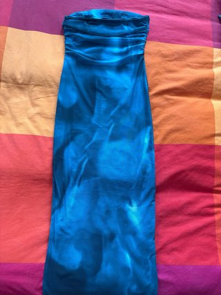 Vestido largo azul con abertura