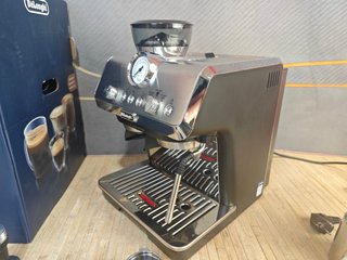 De'Longhi La Specialista Arte EC9155.W, Cafetera