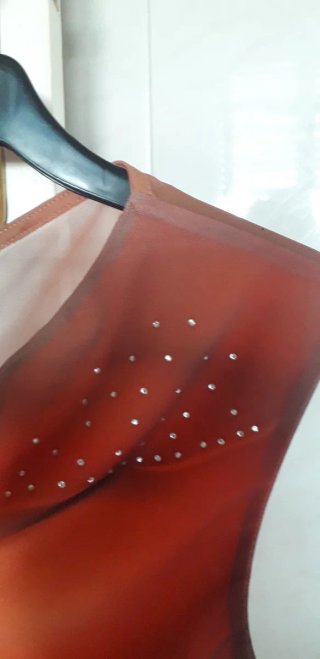 Top Bershka naranja con pedrería