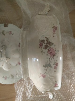 Sopera antigua floral con tapa