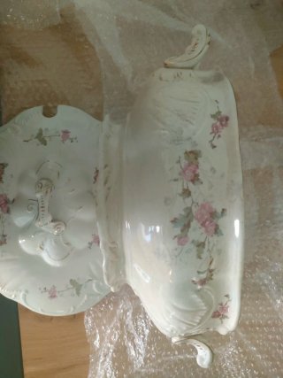 Sopera antigua floral con tapa