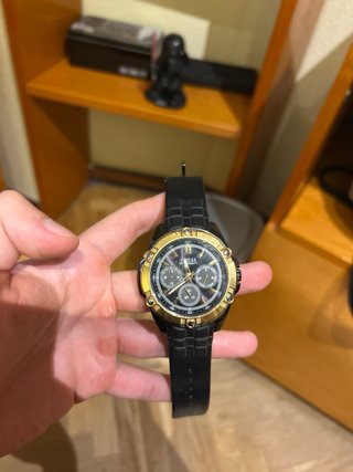 Reloj Guess Negro y Dorado
